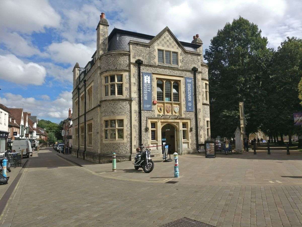 英国薪资 毕业薪资 伦敦薪资 大学薪资榜单 大学薪资排名 英商首都集团 One Move Group